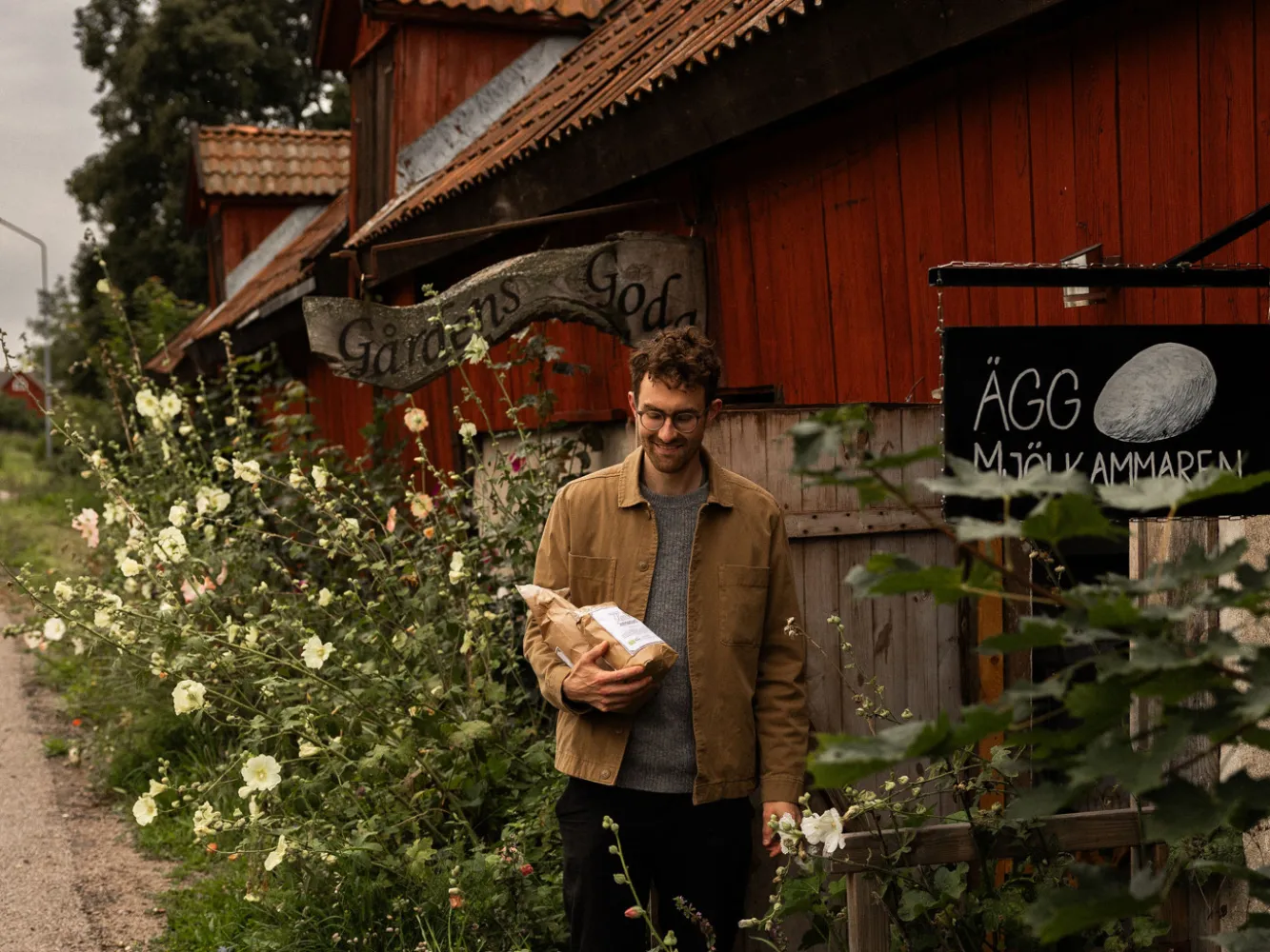 En man handlar mjöl och ägg vid en gårdsbutik på Öland.