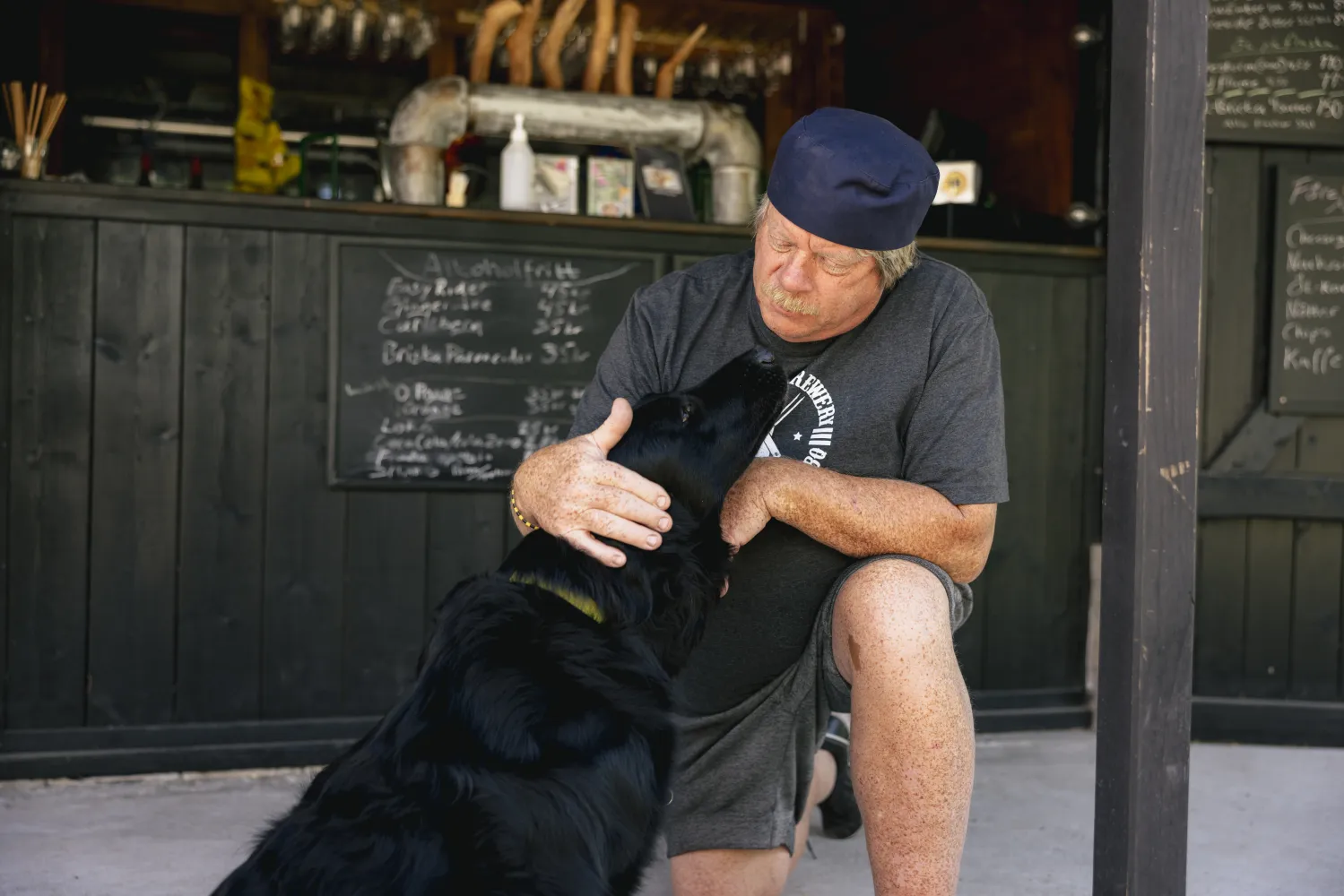 en man klapar en hund