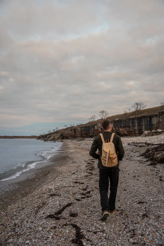 Man går på en stenstrand på öland