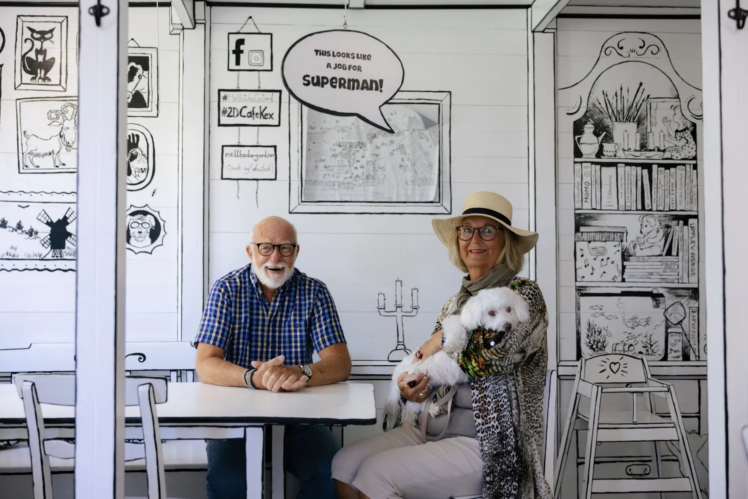 en hund sitter i ett knä på en kvinna och en man sitter bredvid