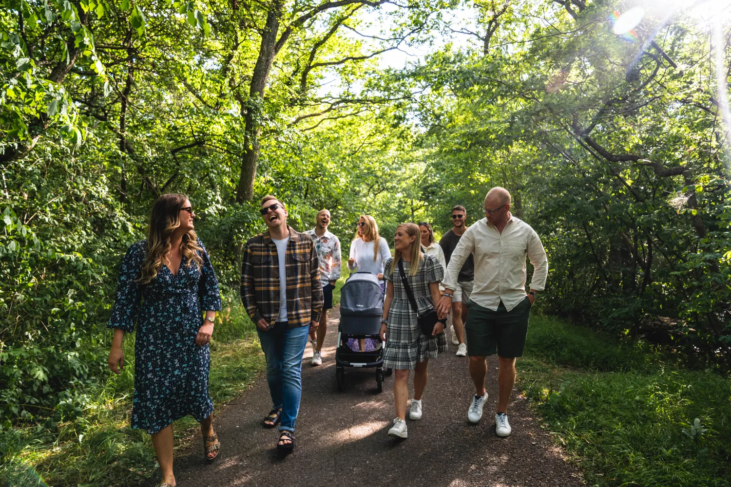 En familj med en barnvagn promenerar