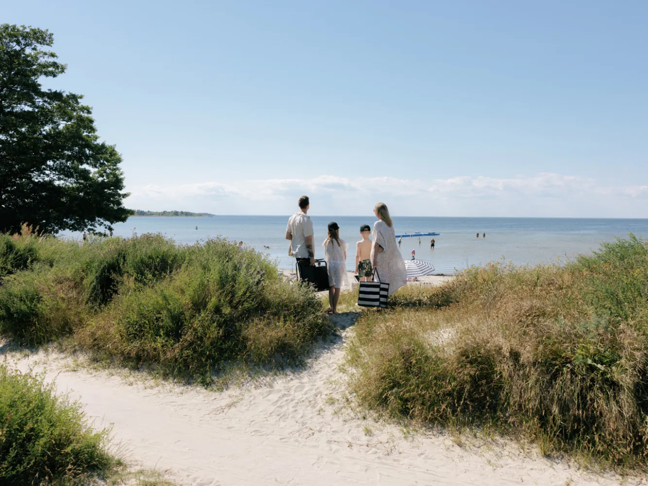 Familj tittar ut över stranden