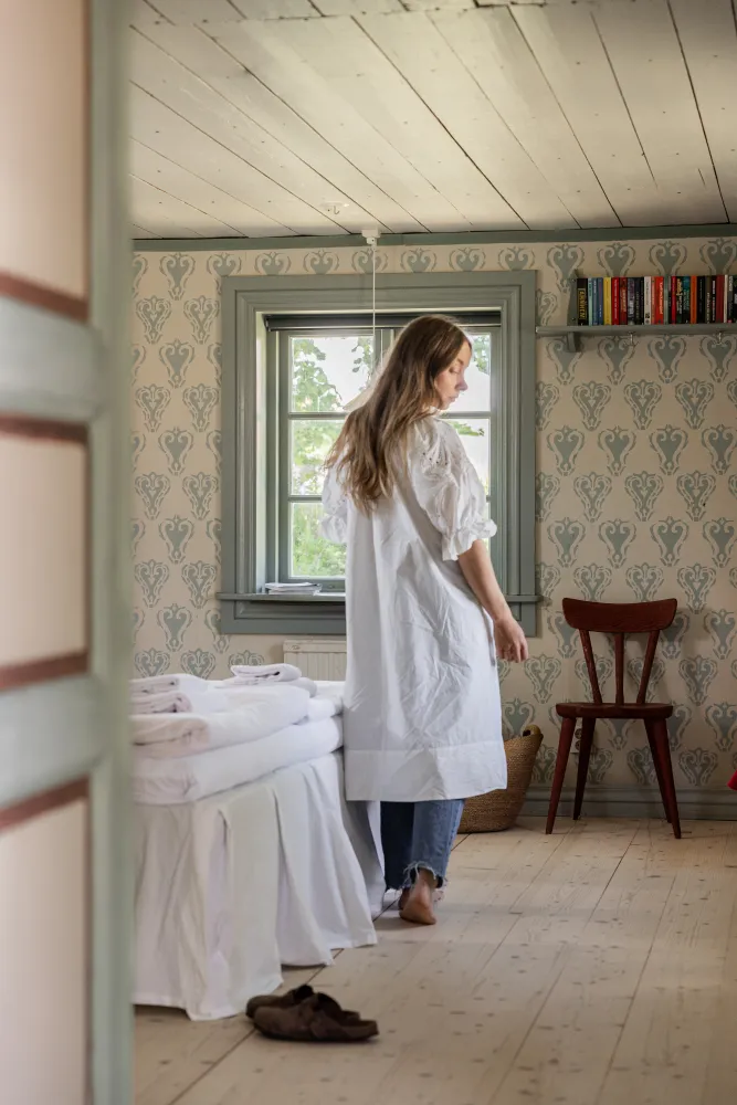 Kvinna går i ett hotellrum