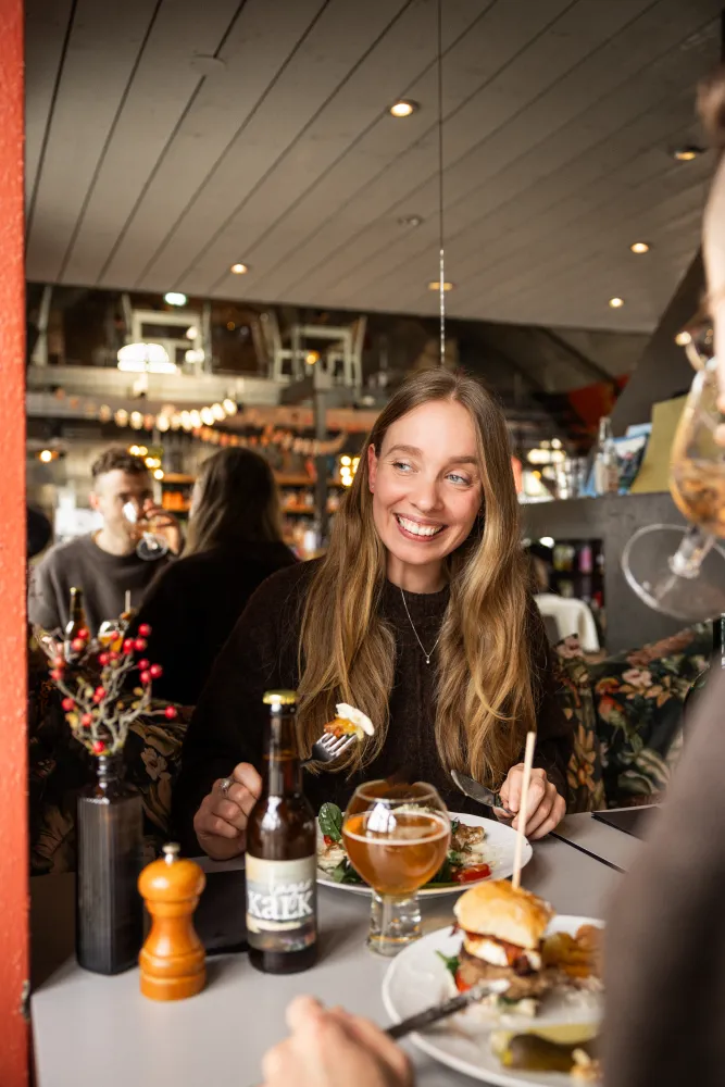 Kvinna sitter och äter lunch