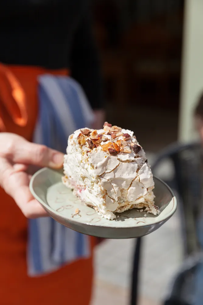 En bit budapestrulle serveras på en tallrik.