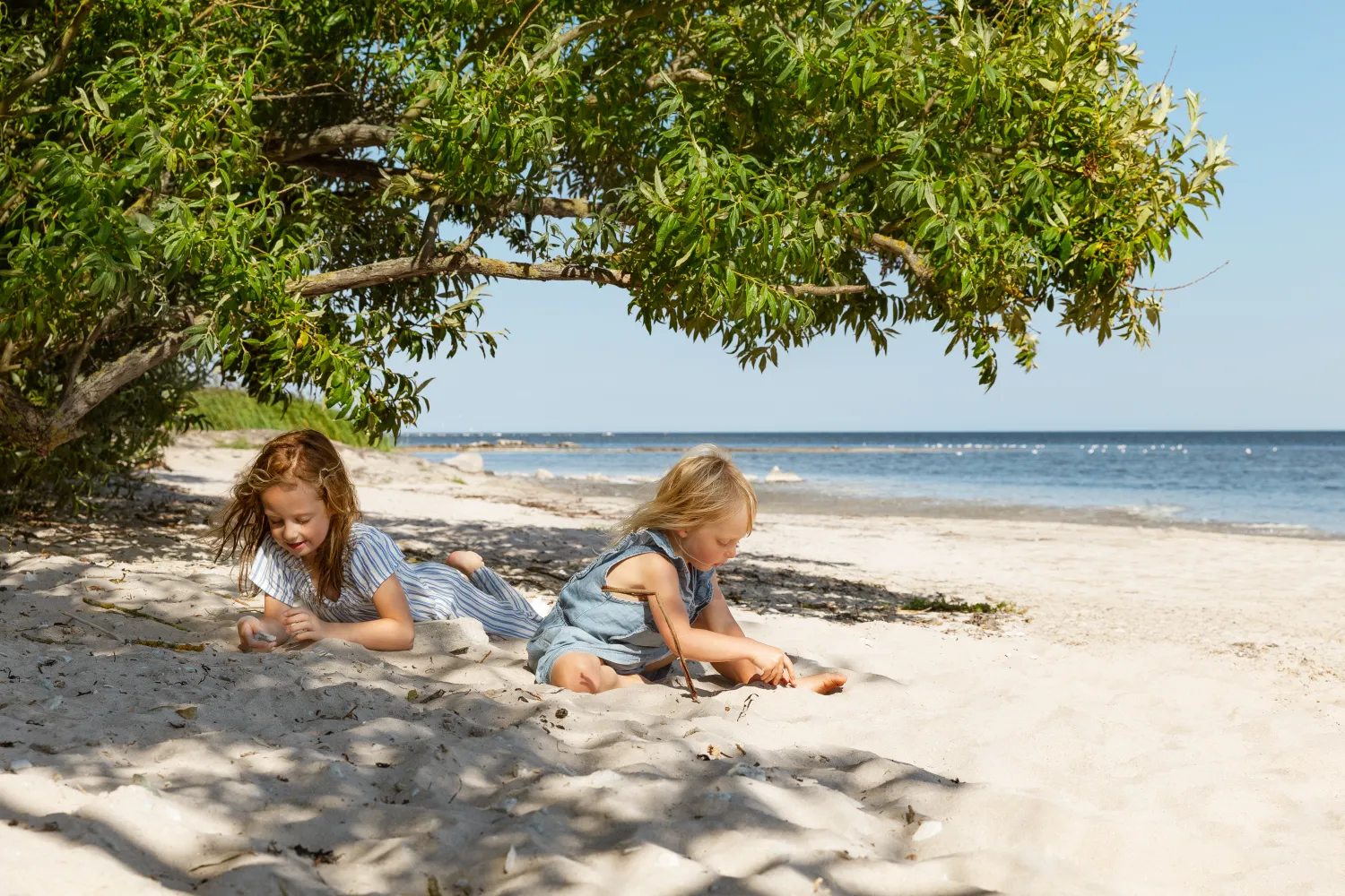 Två barn på en sandstrand