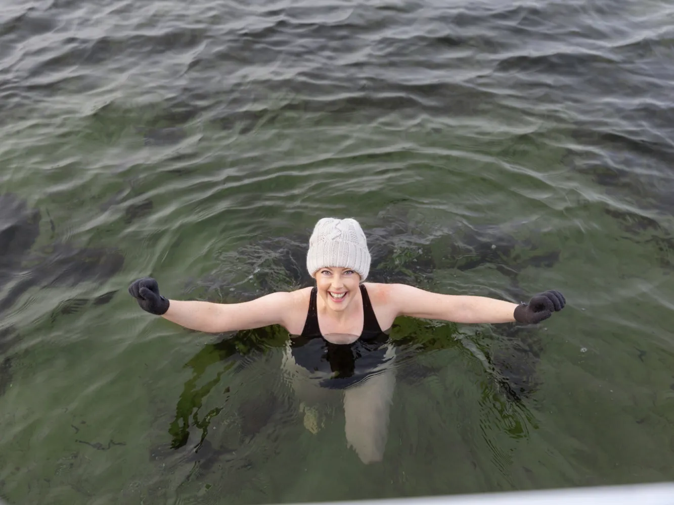 Vinterutflykt med Helena Elm. Helena vinterbadar.