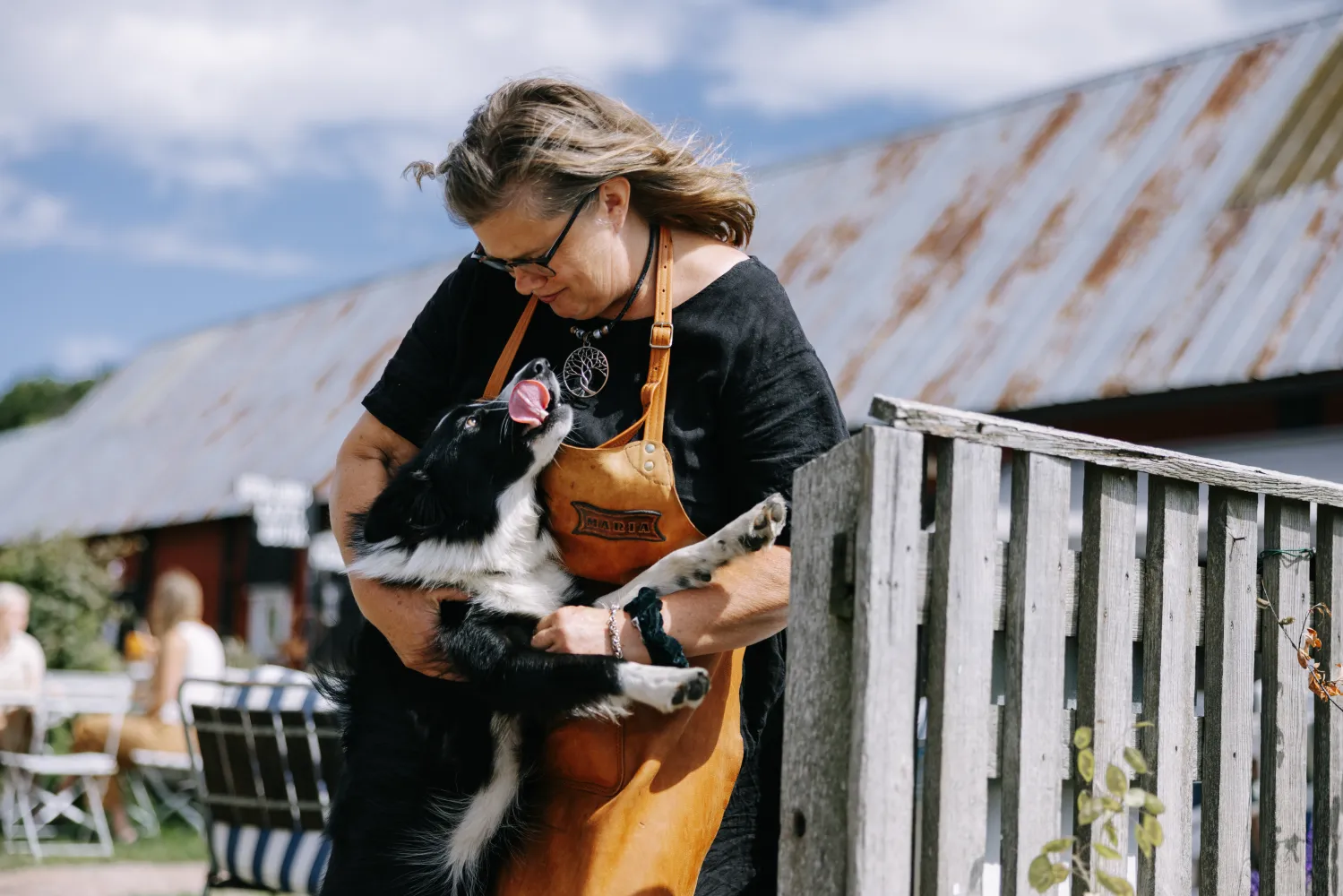 Kvinna leker och klappar en hund