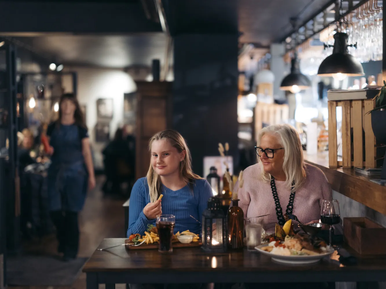 En flicka med sin mormor på restaurang Meza i Borgholm.