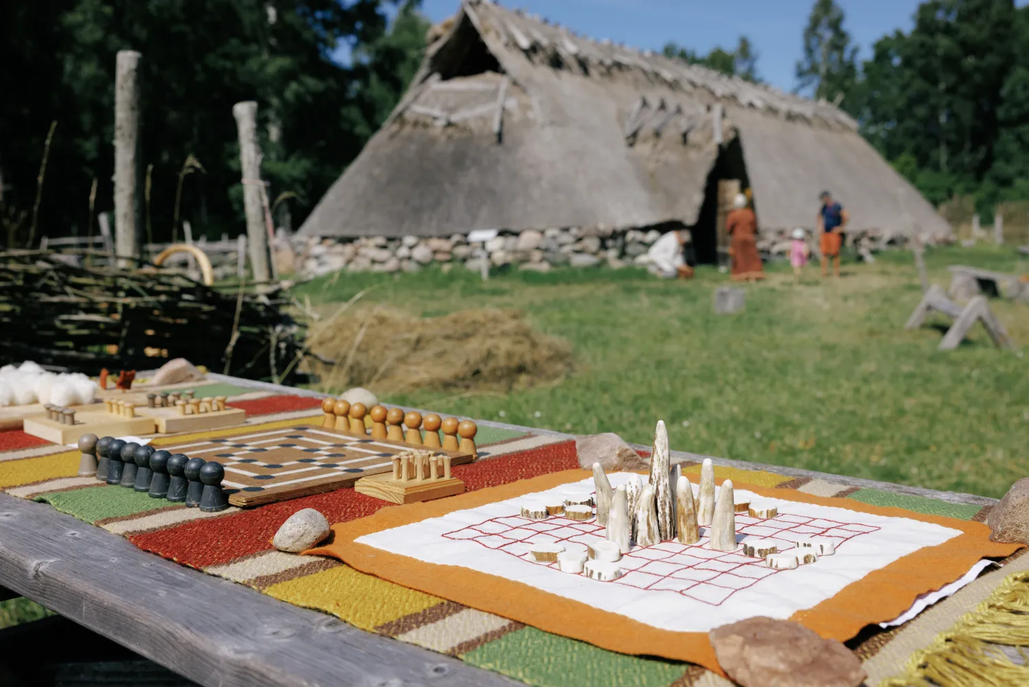 Spel på ett bord i Skäftekärr