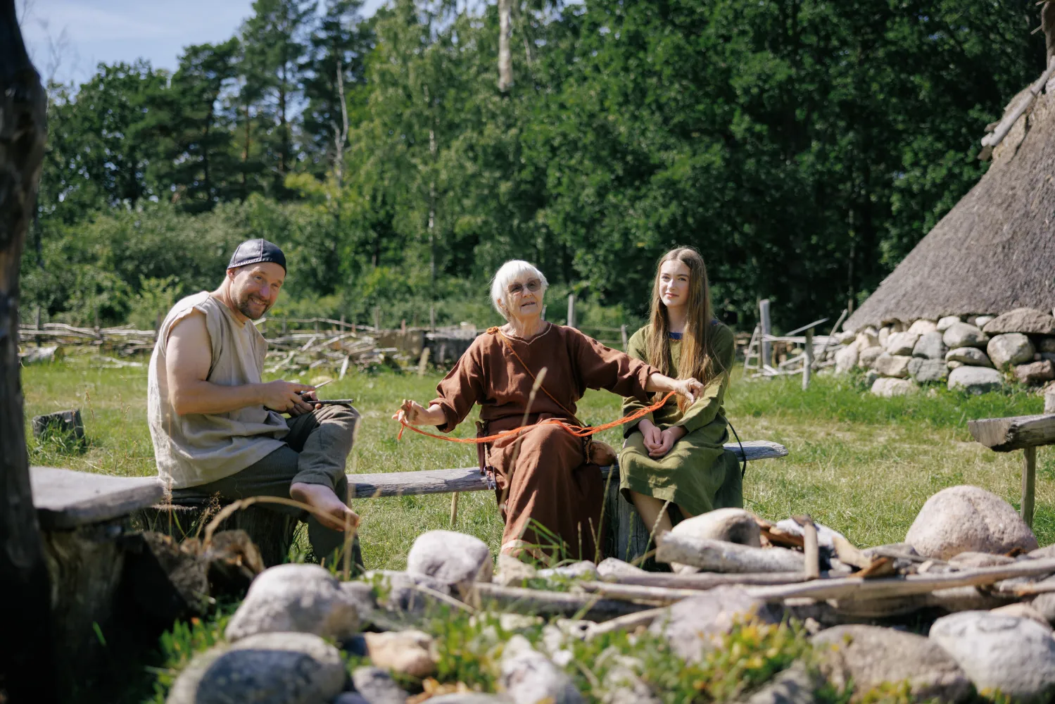 Personer utklädda i järnålders kläder på Skäftekärr