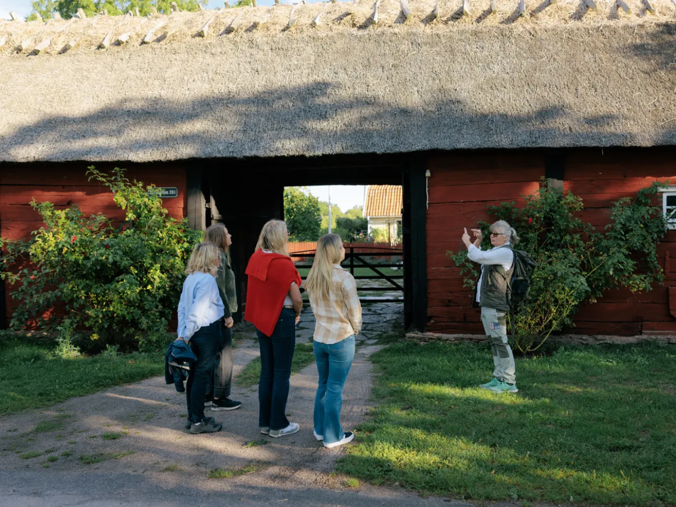 En guide som guidar en frupp människor vid en Öländsk radby