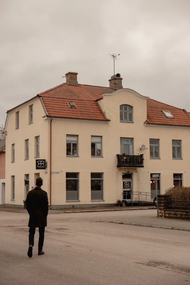 En man är påväg in på norrings