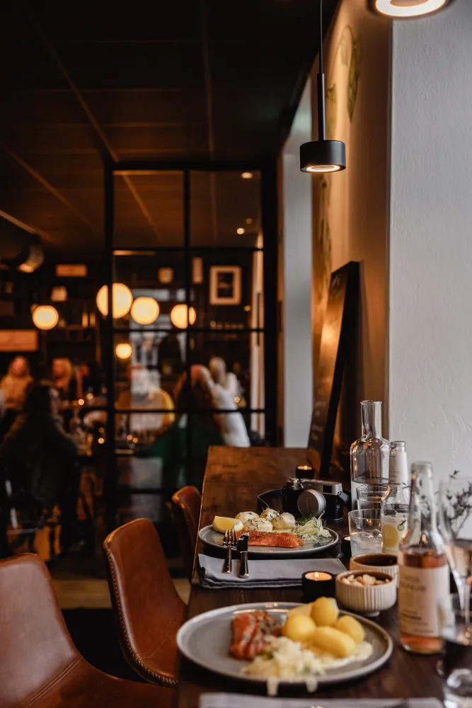 mat står serverat på ett bord 