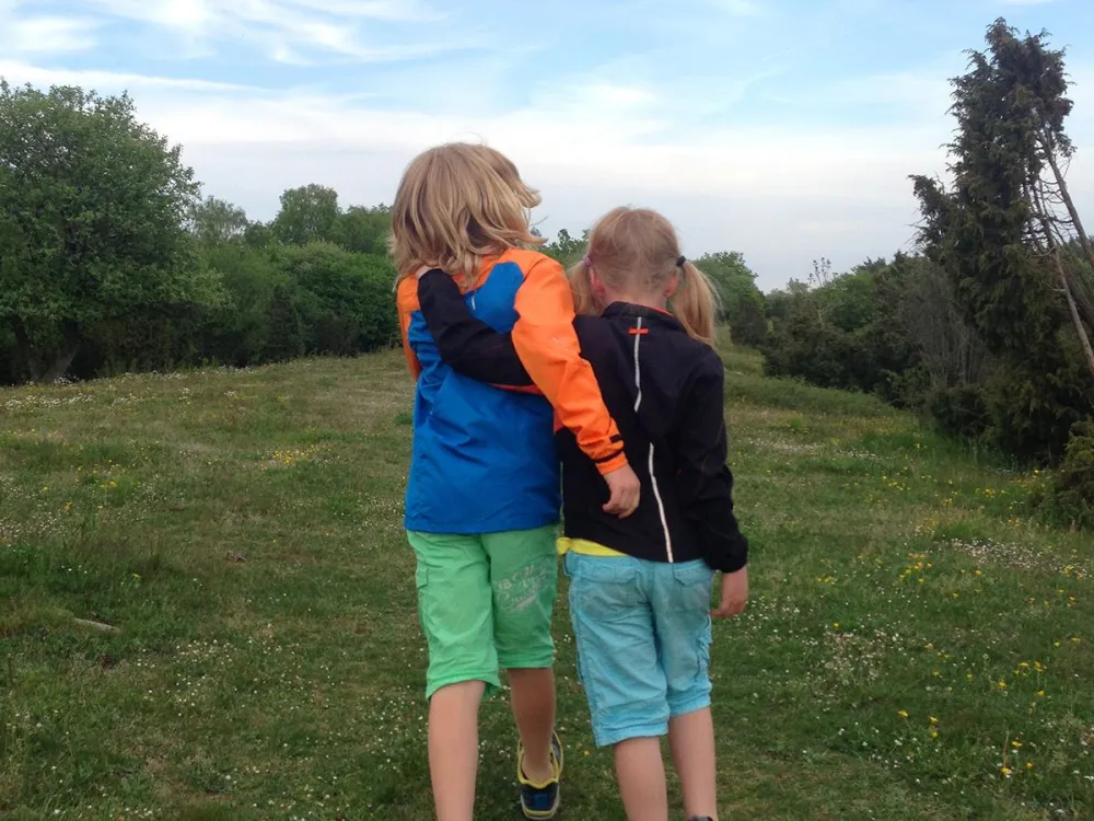 Kinder auf einer Wanderung