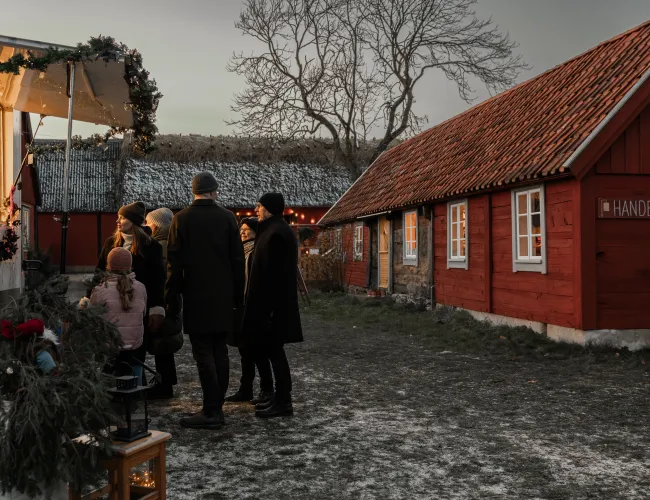 Julmarknad på kringbyggd ölandsgård. 