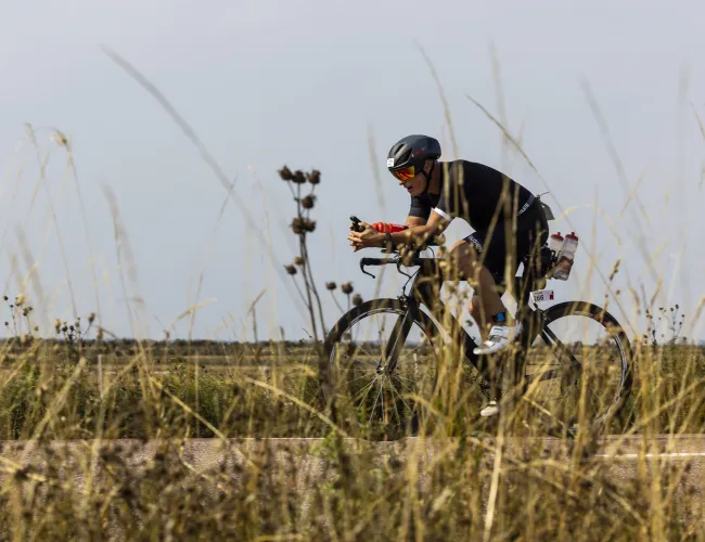 Deltagare cyklar på Öland under Ironman-loppet.