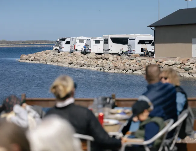 Husbilar på Ställplats vid havet, Kårehamn Öland