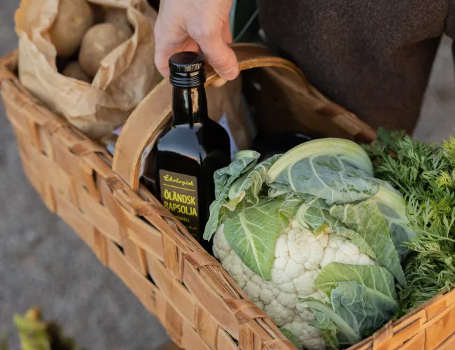Korg med öländsk potatis, olja och blomkål.