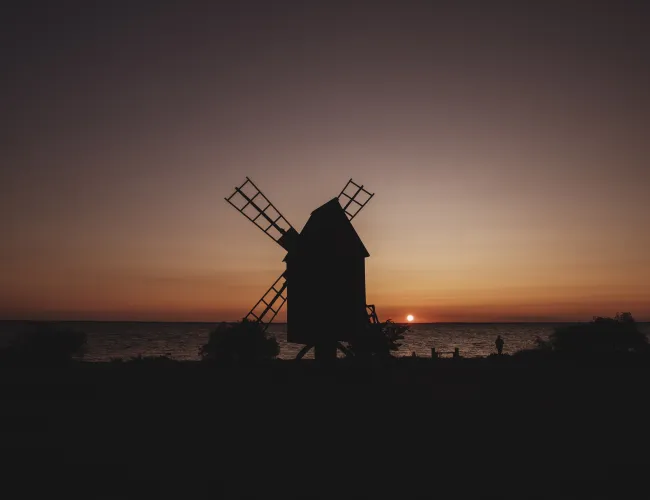 Siluett av väderkvarn vid solnedgång i Mörbylånga