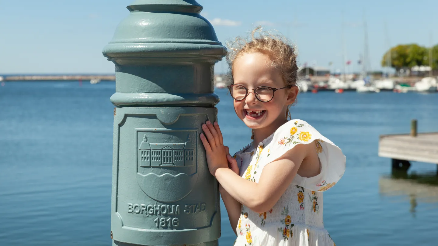 Ett barn står vid vattnet i Borgholm