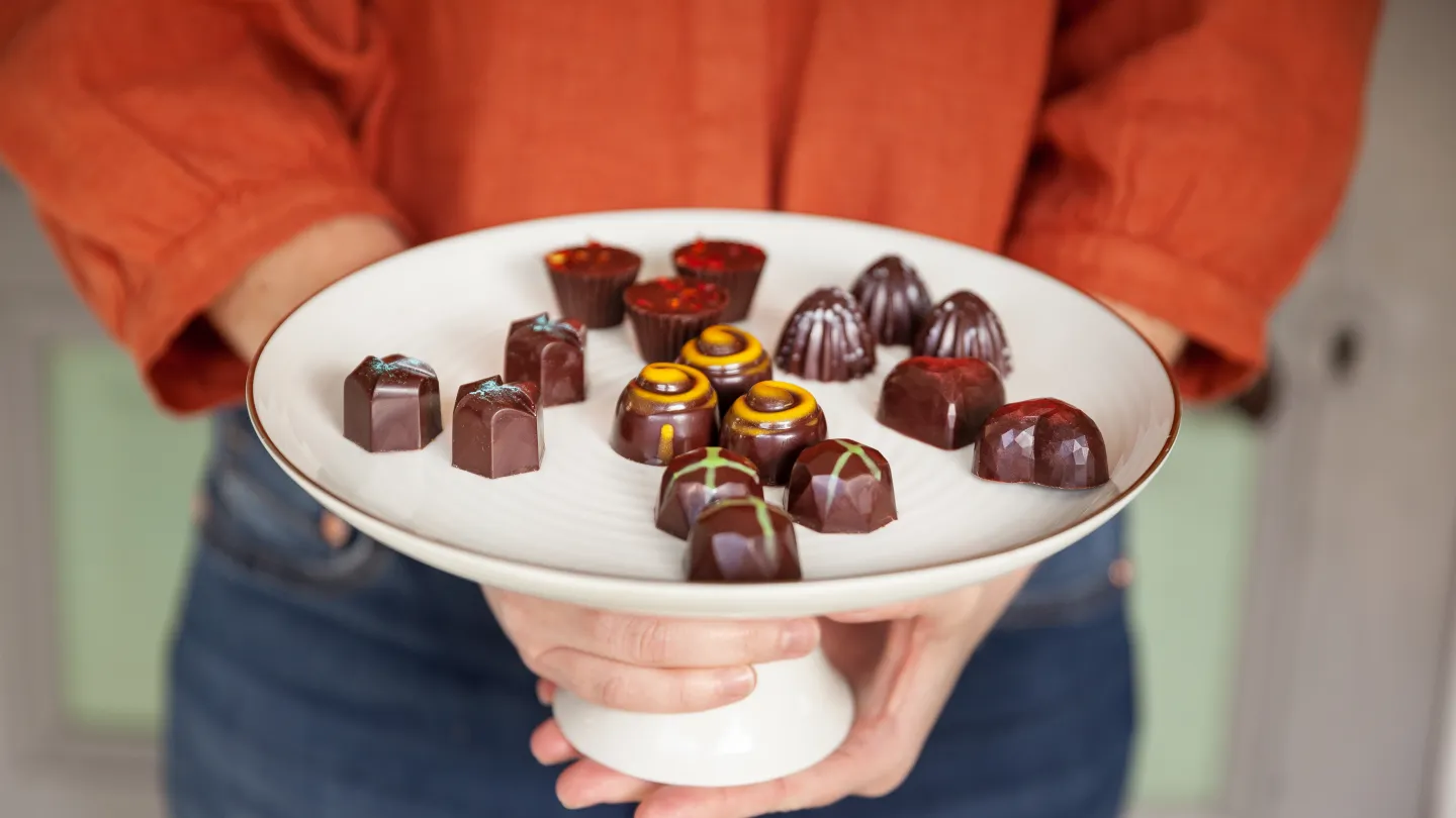 Chokladpraliner på ett tårtfat