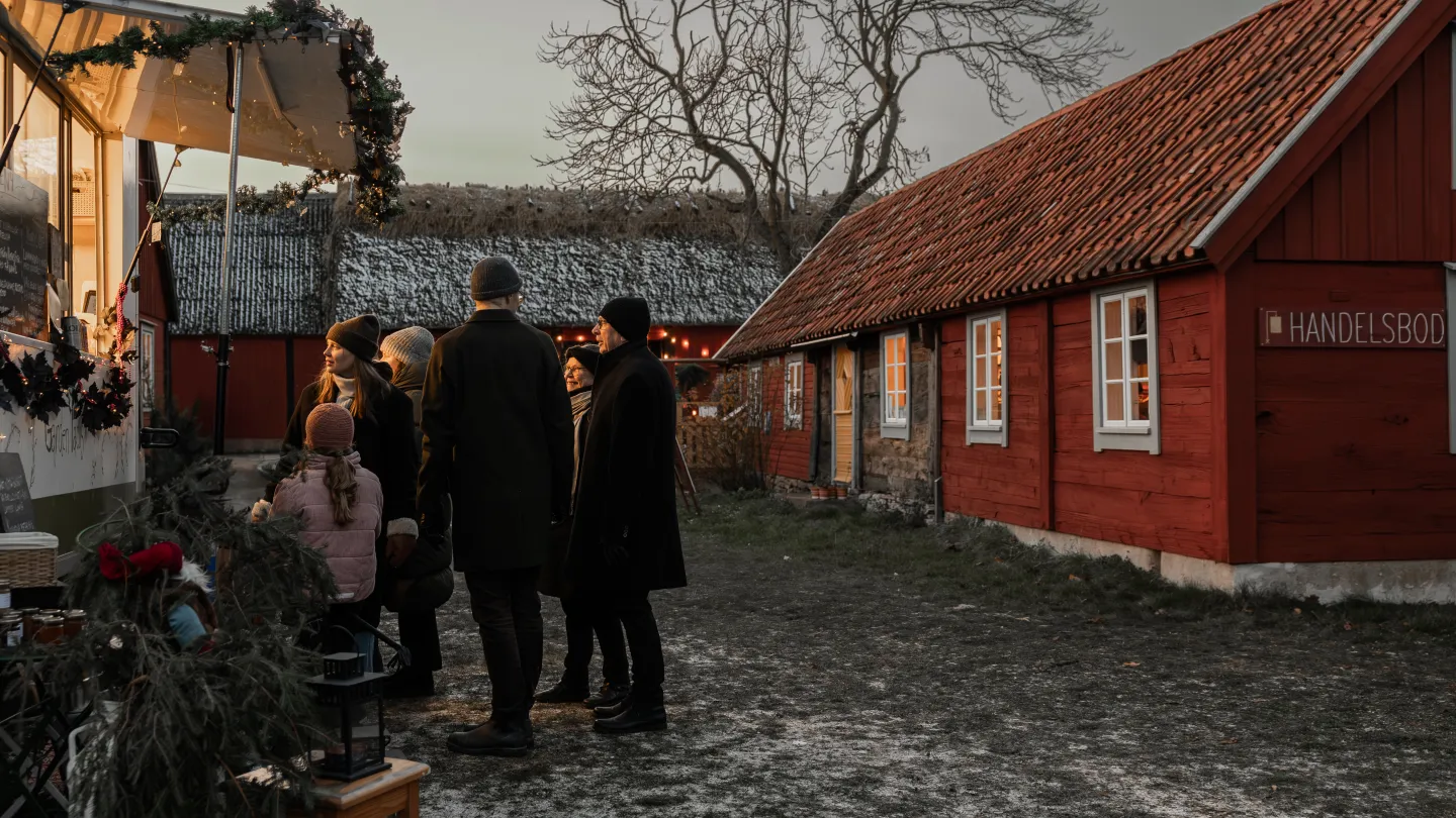 Julmarknad på kringbyggd ölandsgård. 