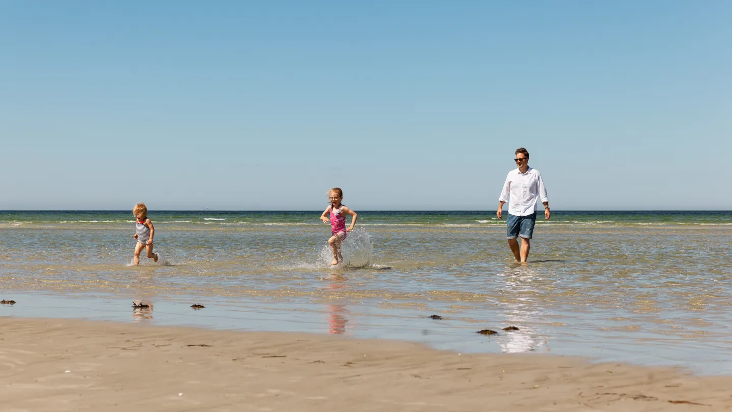 Barn som badar i vattnet