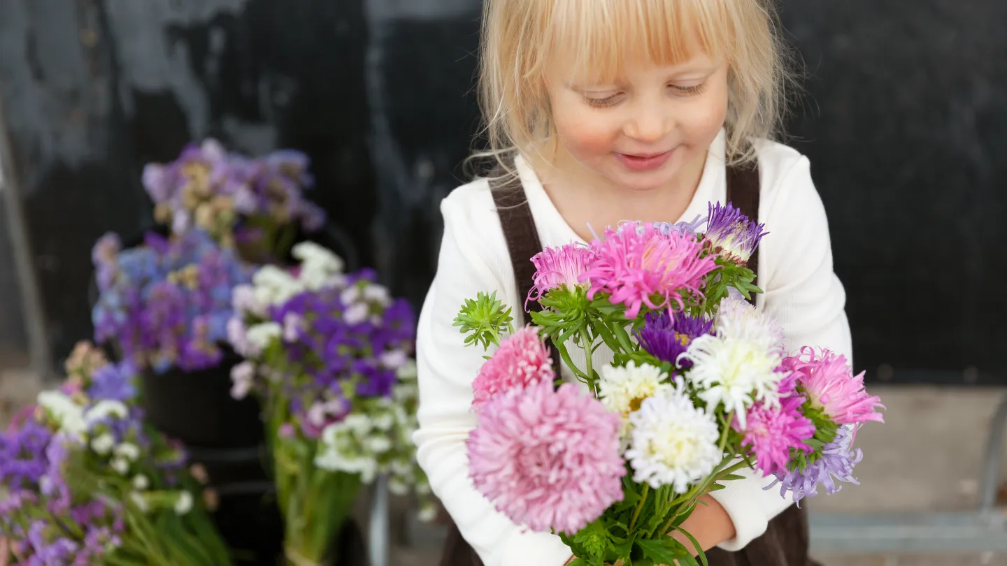 Ett barn som håller i en blombukett