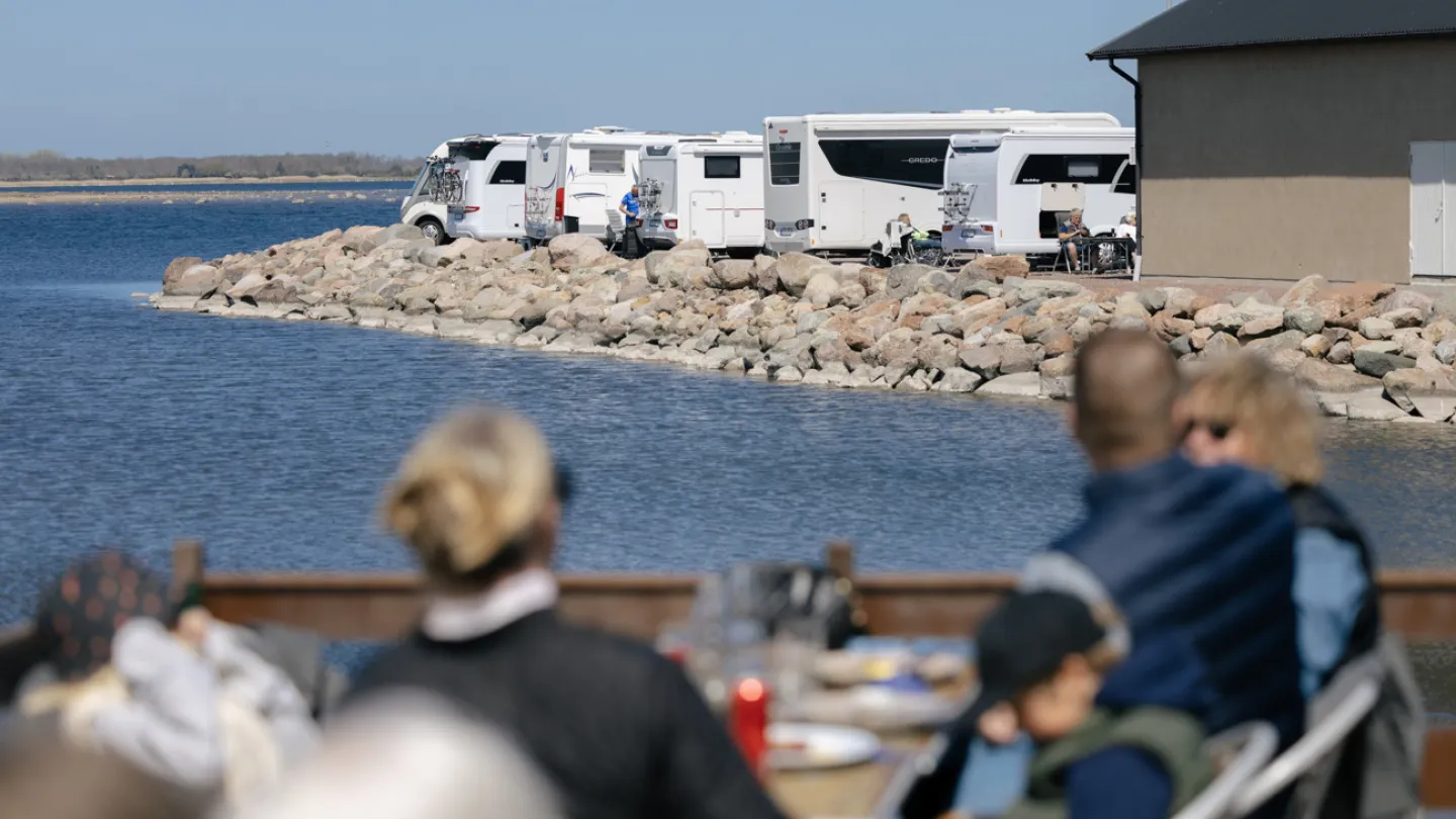 Husbilar på Ställplats vid havet, Kårehamn Öland