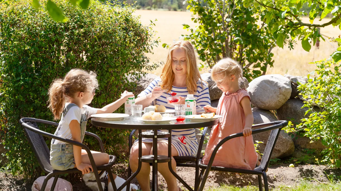 Familj äter kroppkakor utomhus