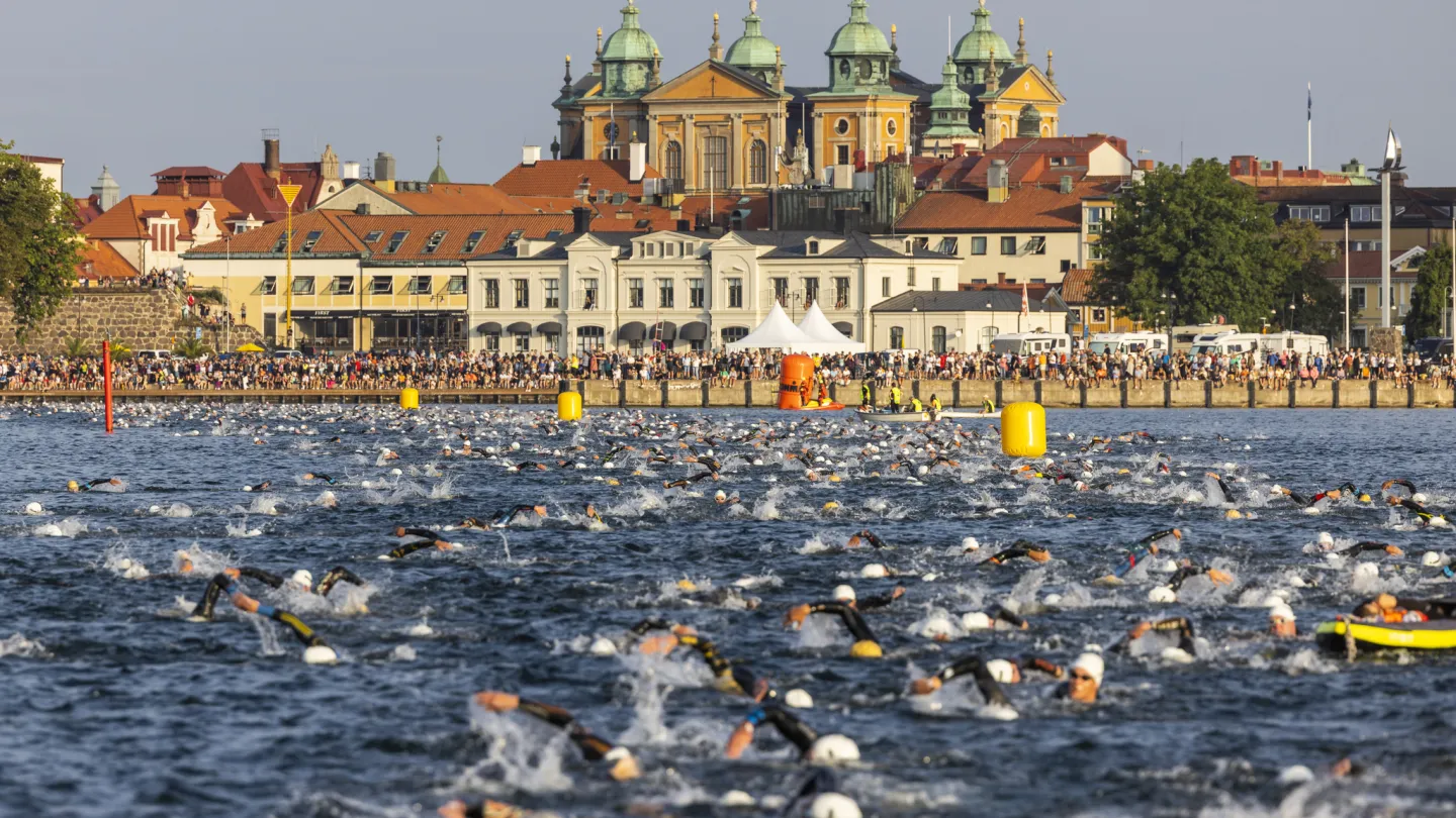 Deltagare simmar i Tullhamnen under Ironmanloppet.