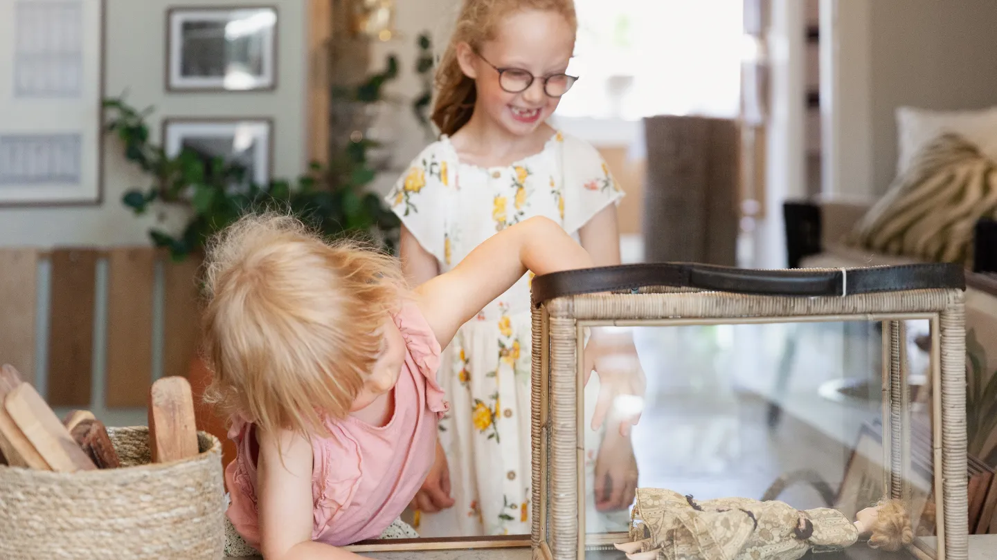 Två barn som befinner sig i en inredningsbutik