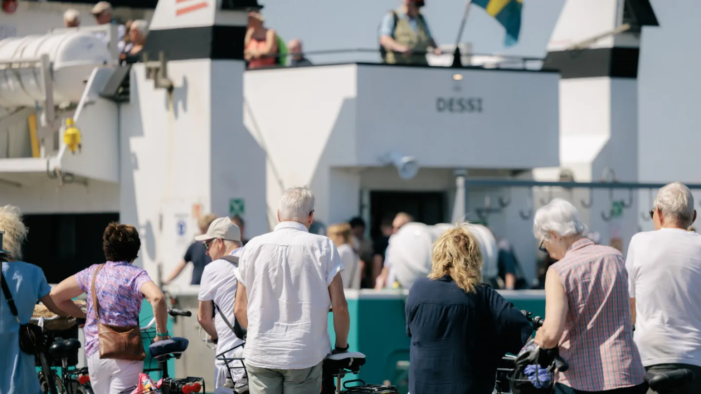 Des passagers font la queue pour embarquer à bord du ferry pour vélos Dessi au port de Färjestaden, sur l'île d'Öland.