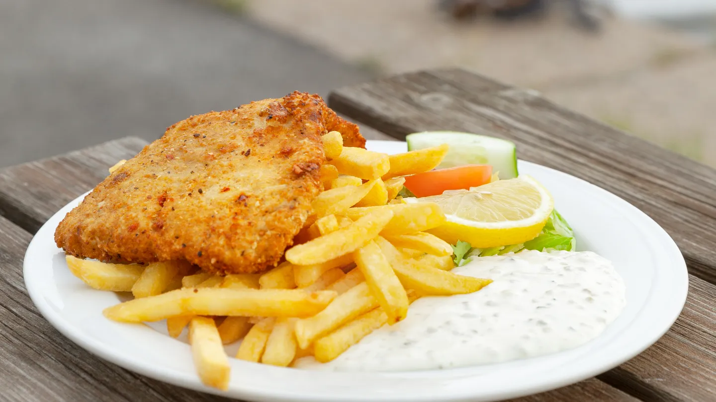 En tallrik med fisk och pommes 