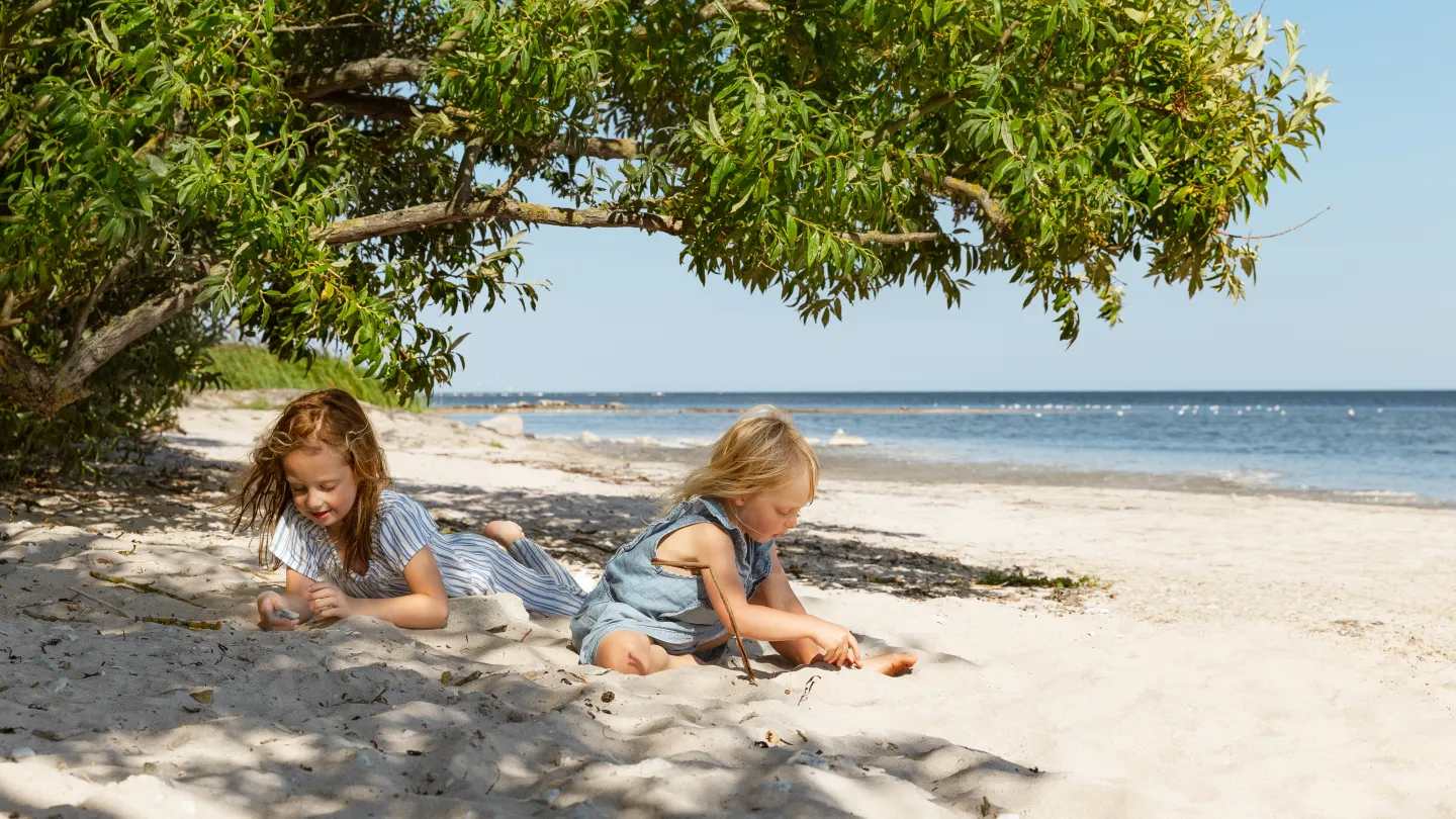 Två barn på en sandstrand