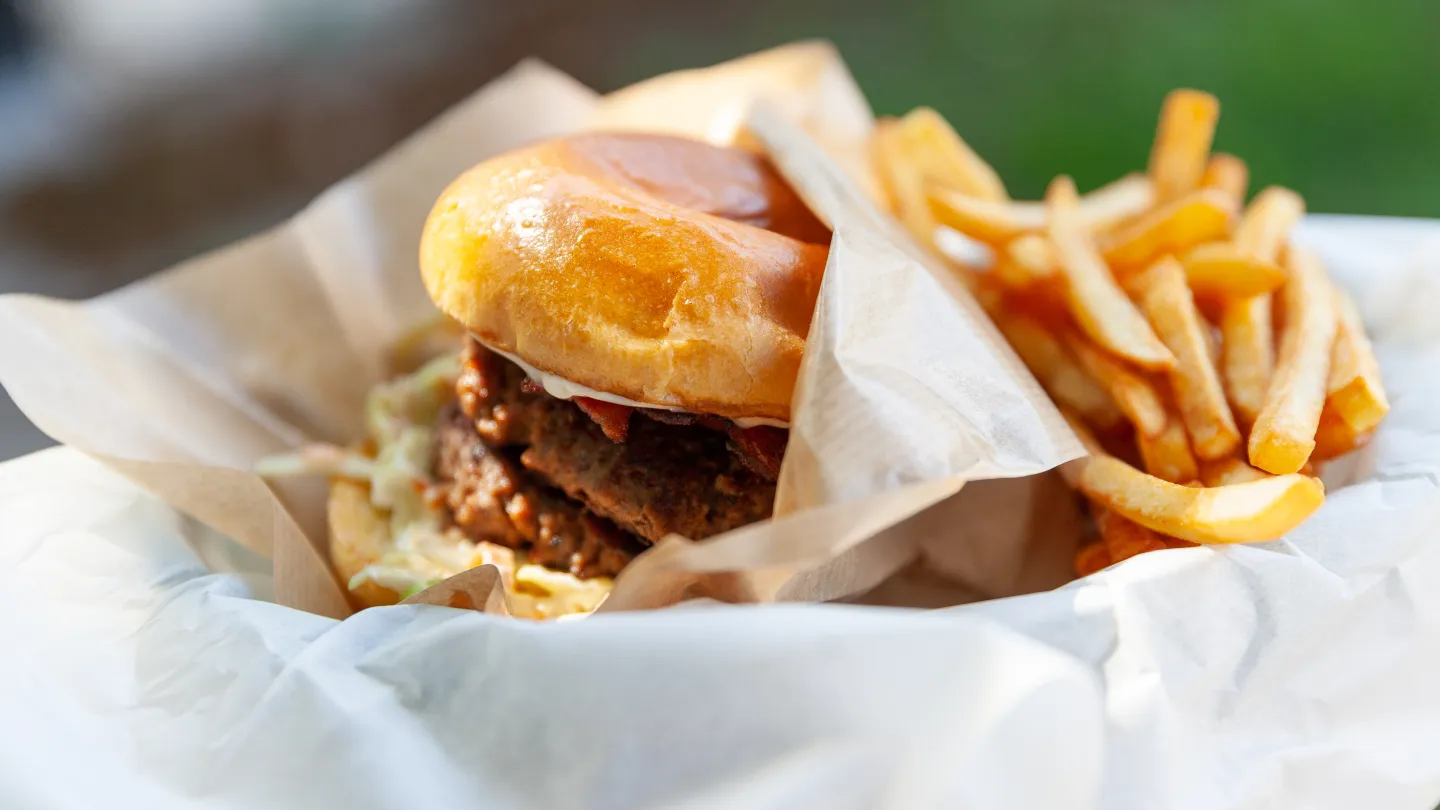 hamburgare och pommes