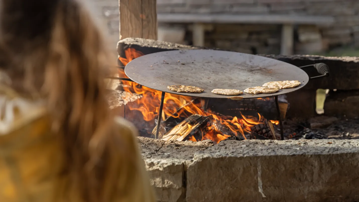 Bröd gräddas över öppen eld.