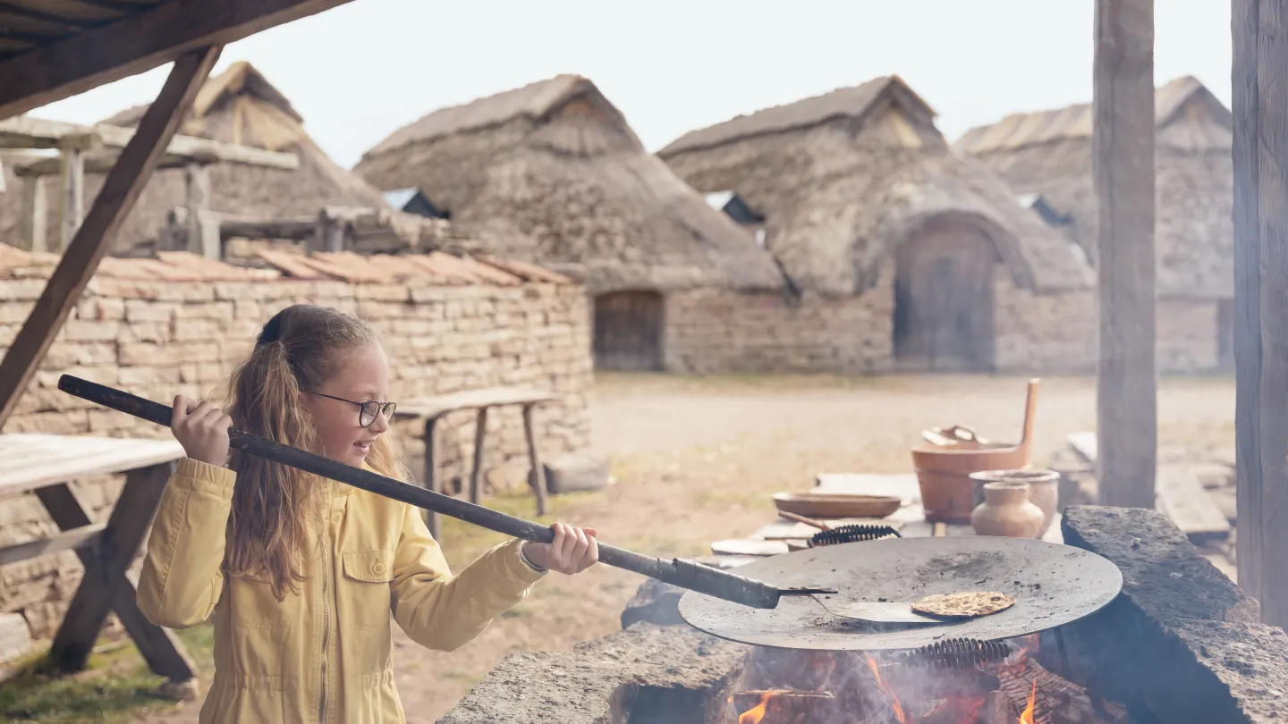 Barn lagar bröd utomhus
