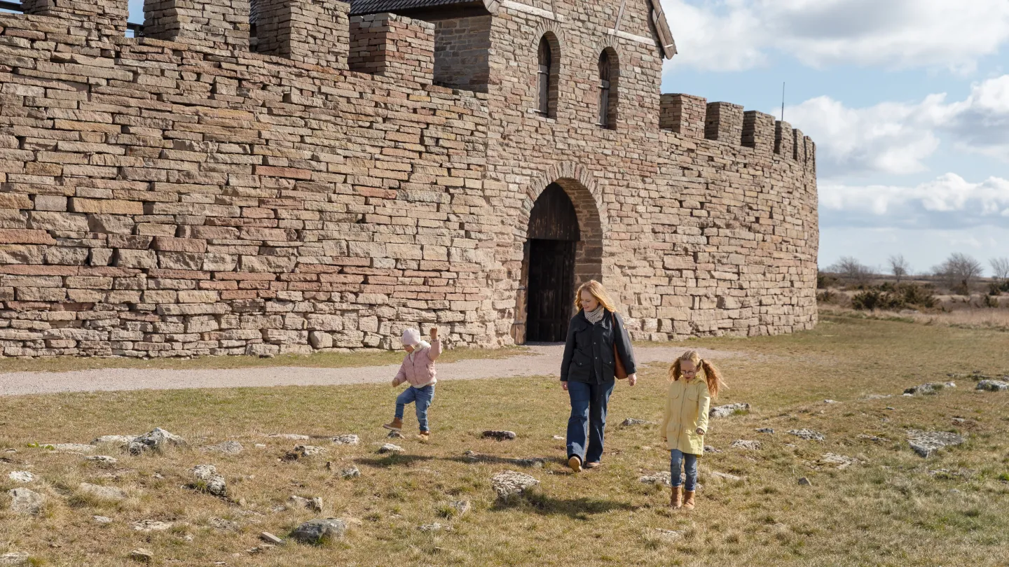 Familj går längs en borg.