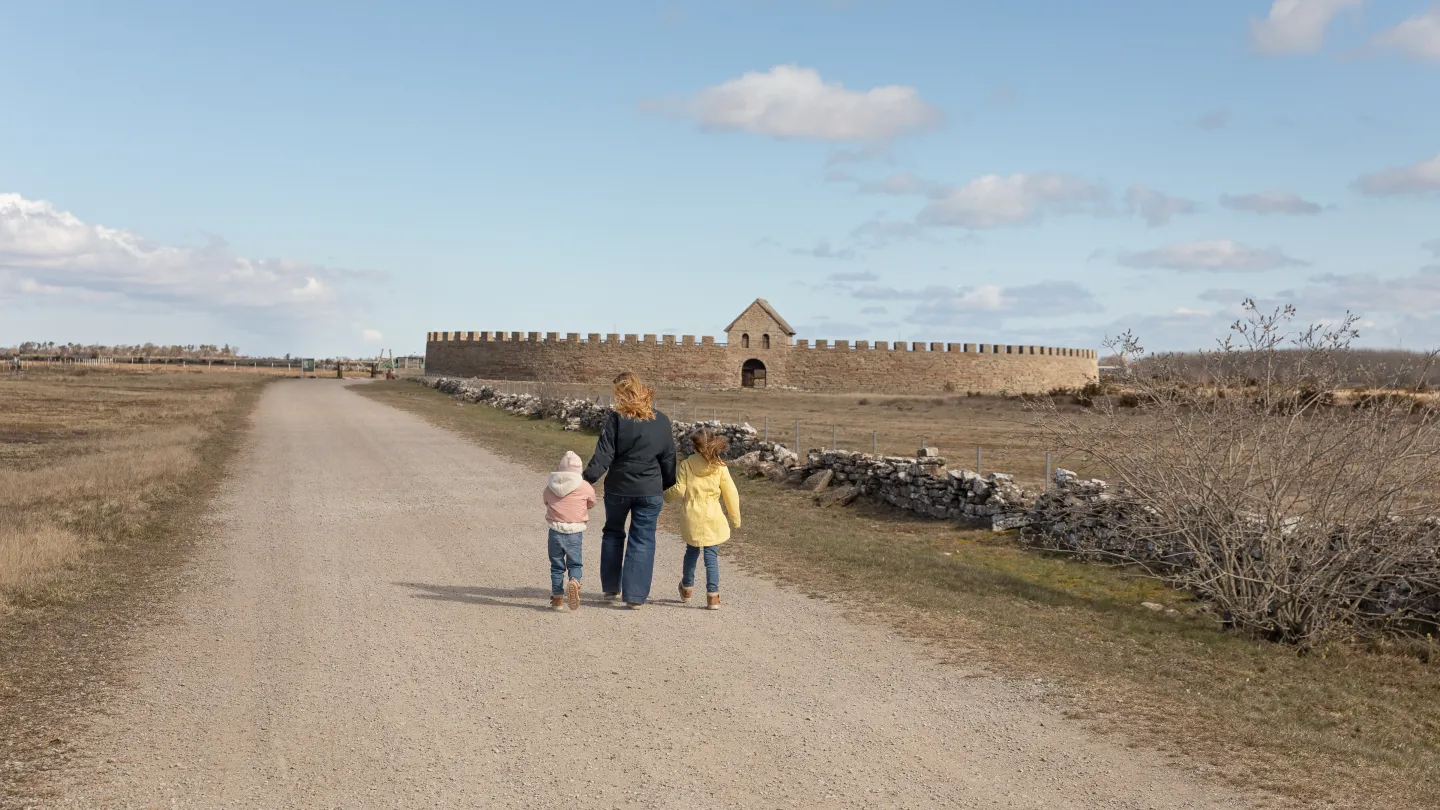 Familj promenerar mot Eketorps borg.