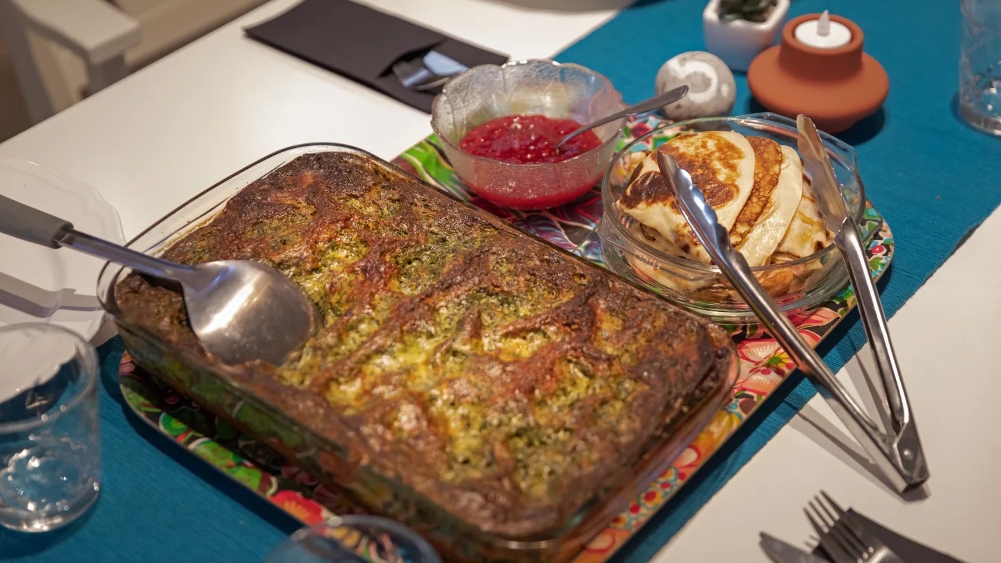 Lasange och pannkakor serveras på bord.